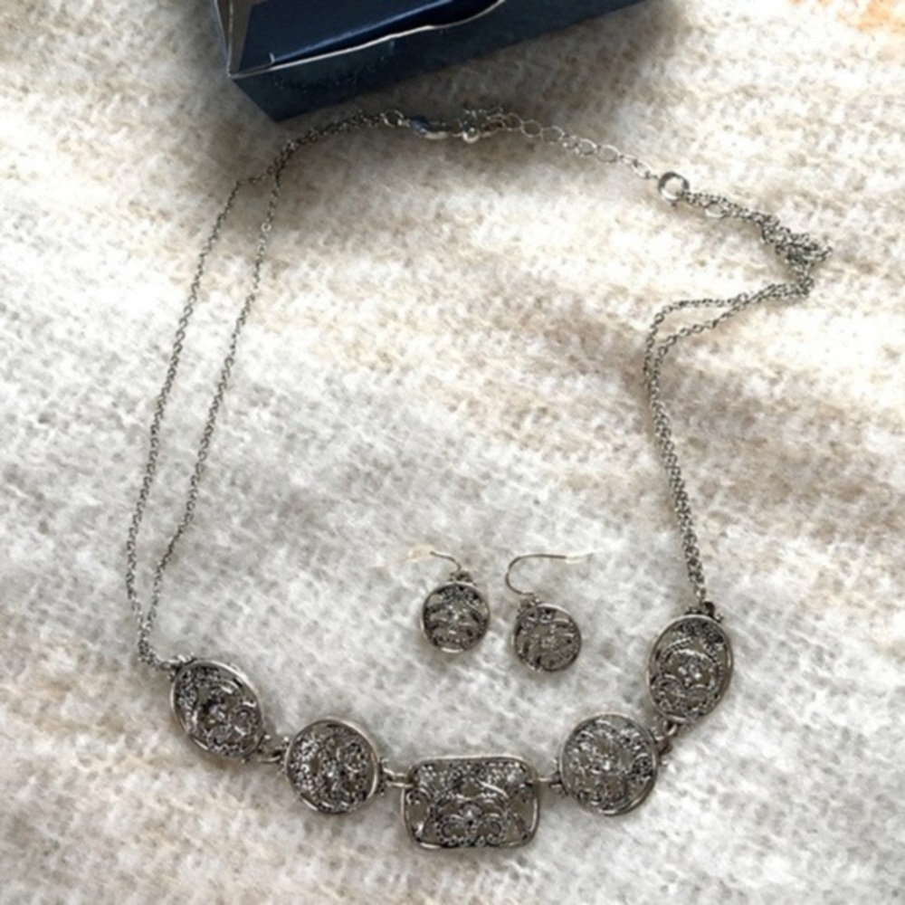 Avon Vintage Antique Texture Necklace Earrings Set - Picture 3 of 5